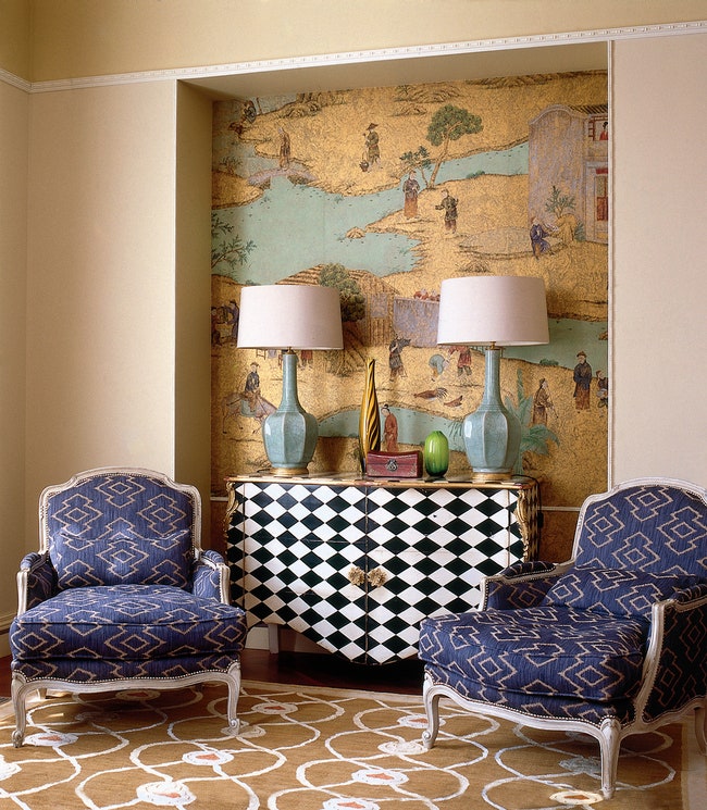 В музыкальной комнате — ниша с обоями ручной росписи из коллекции Сhinoiserie de Gournay. Кресла Andrew Martin...