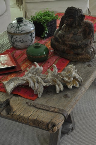 На столе Будда очень древний из Камбоджи 12 кг  ручная кладь  кусок барочной штучки от русской церкви керамика из Камбоджи.