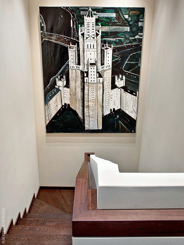 Лестницу между этажами украшает изображение московской высотки.
