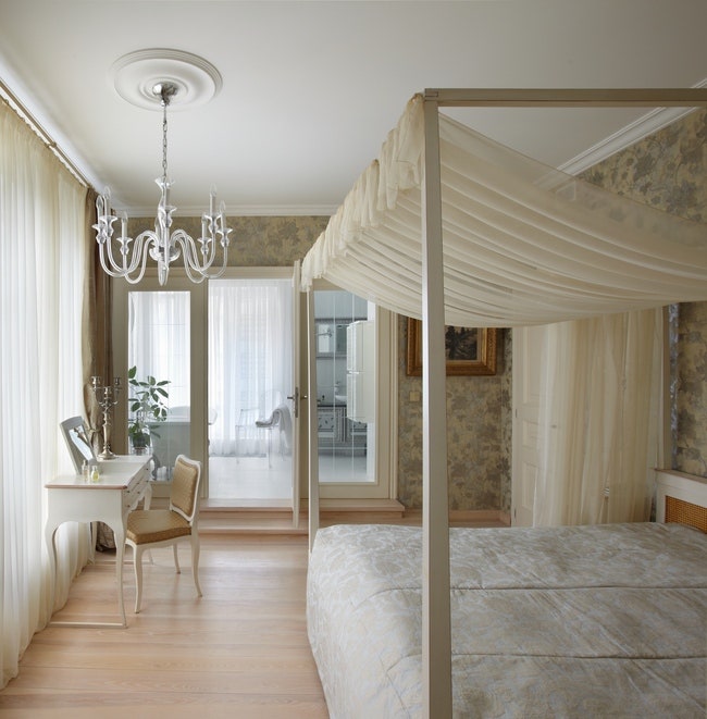 Спальня кровать и туалетный столик Morelato стены оклеены обоями из коллекции Carey Lind Seabrook  люстра de Majo пол...