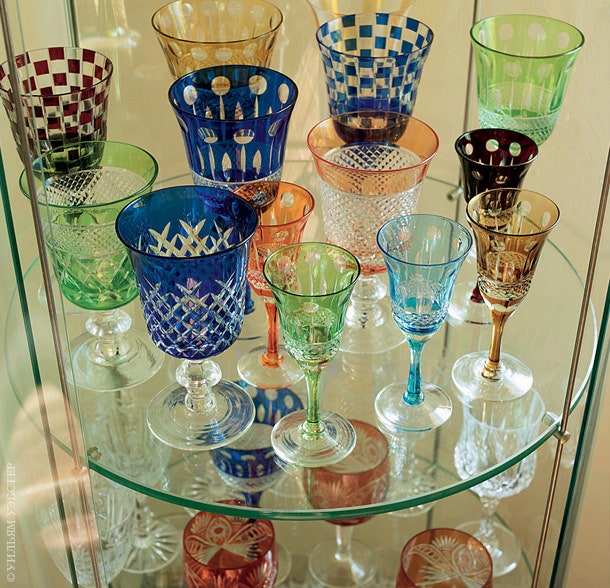 Марианна коллекционирует разноцветные бокалы муранского стекла которые покупает в Милане на виа Монтенаполеоне.
