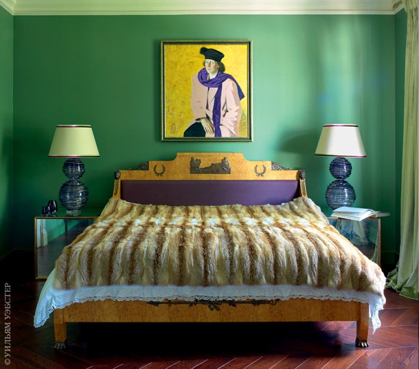 Кровать в гостевой спальне переделана из принадлежавшего хозяйке дивана. Стену в изголовье украшает портрет хозяйки. На...