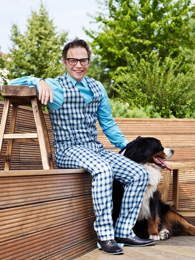 Илья Лагутенко на террасе дома со своим псом — бернским зенненхундом Бонапартом.