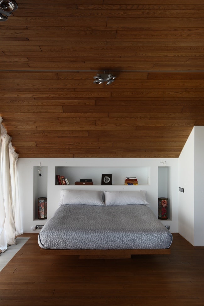 Спальня на втором этаже дома. Кровать выполнена на месте по индивидуальному ­проекту из деревянного щита и двух брусьев.