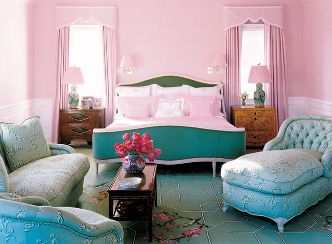 Вся мебель в спальне сделана по эскизам Даймонда и Баратты. По желанию хозяйки стены покрасили в розовый цвет....