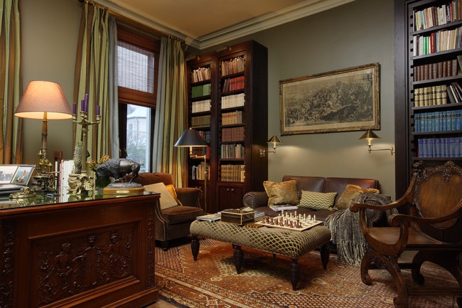 Библиотечный стол был найден в антикварном магазине в Петербурге. Кресло обитое коричневым бархатом Ralph Lauren Home...