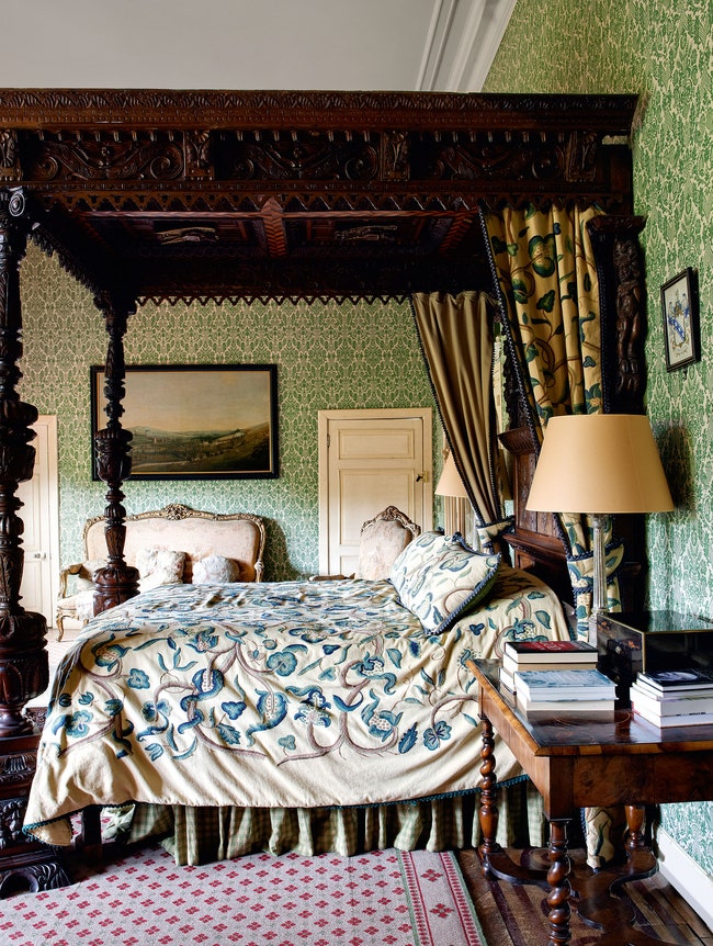 Спальня Чандос названная в честь лордов Чандосов владевших замком в XVIXVII веках. Кровать Карла I с вышитым шерстью...