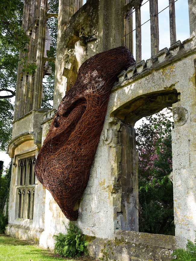 Инсталляция художницы Лауры Элен Бекон Form of intrigue сплетенная из веток ясеня украшает руины одной из частей замка