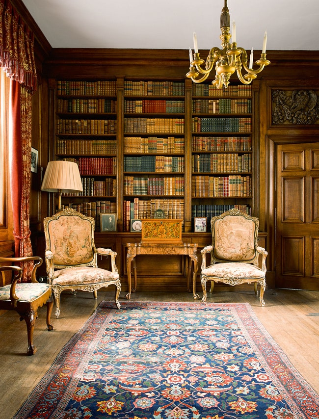 Библиотека хранящая две тысячи книг. Шкатулка Карла I  осталась в замке с тех пор как король останавливался в нем со...