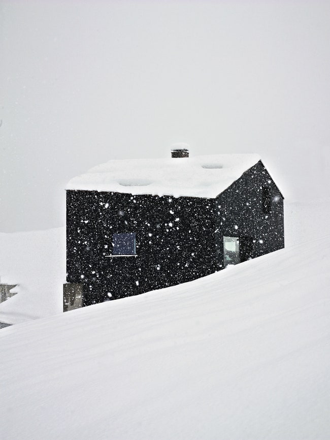 Домик в Швейцарских Альпах в форме кристалла в гостях у Кристины Хюрст