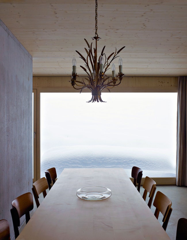 Домик в Швейцарских Альпах в форме кристалла в гостях у Кристины Хюрст