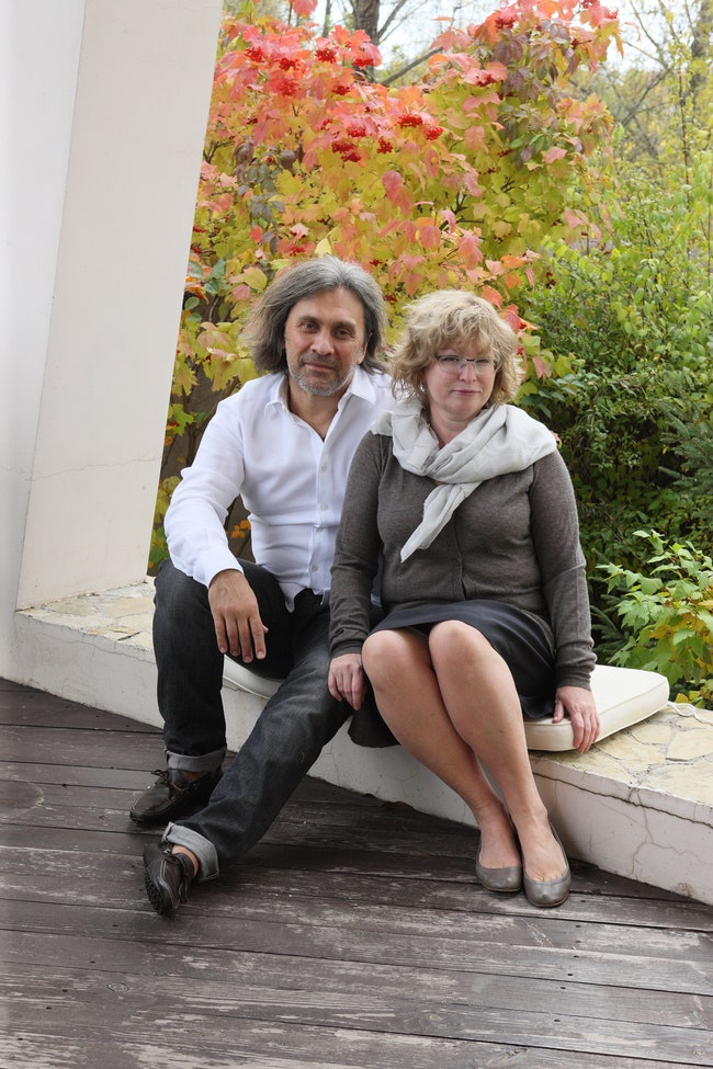Супруги Ирина и Андрей Егоровы на террасе своего дома. Андрей по обра­зованию архитектор а Ирина — дизайнер.