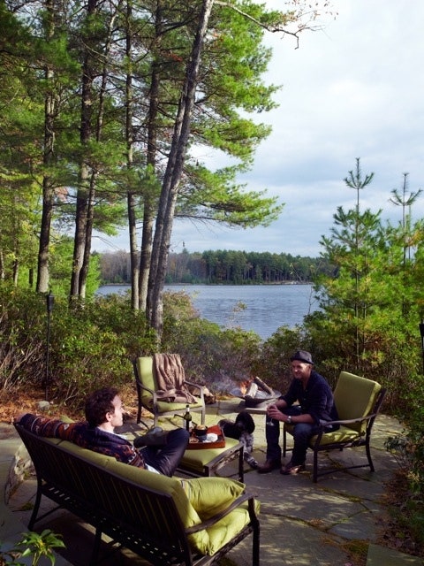 Джеймс Хьюстон  и его партнер ресторатор Брайан Макгрори во время посиделок на берегу озера