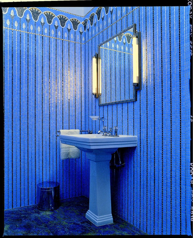 Гостевой туалет. Плитка и все мозаичные работы ­выполнены мастерской Виктора Петросяна.