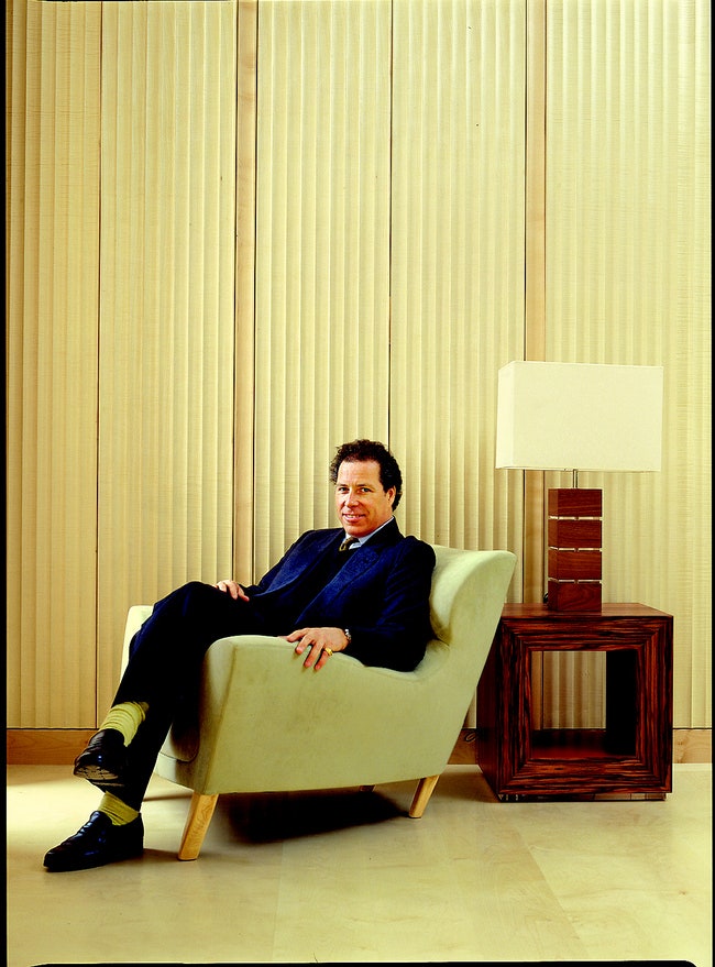 Британский мебельщик виконт Дэвид Линли. Кресло и столик Lizard Linley. Лампа Quoin Linley.