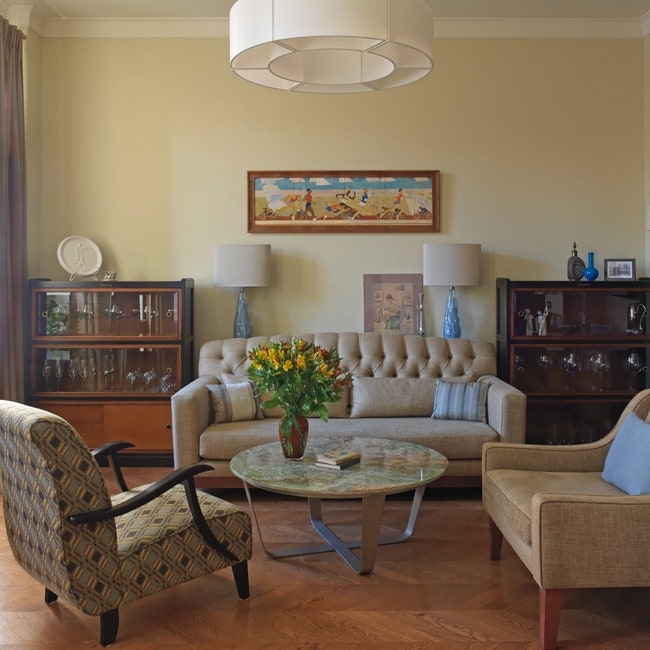 В гостиной — диван и кресло Maries Corner. Современные серванты итальянской марки LOrigine напоминают мебель из...