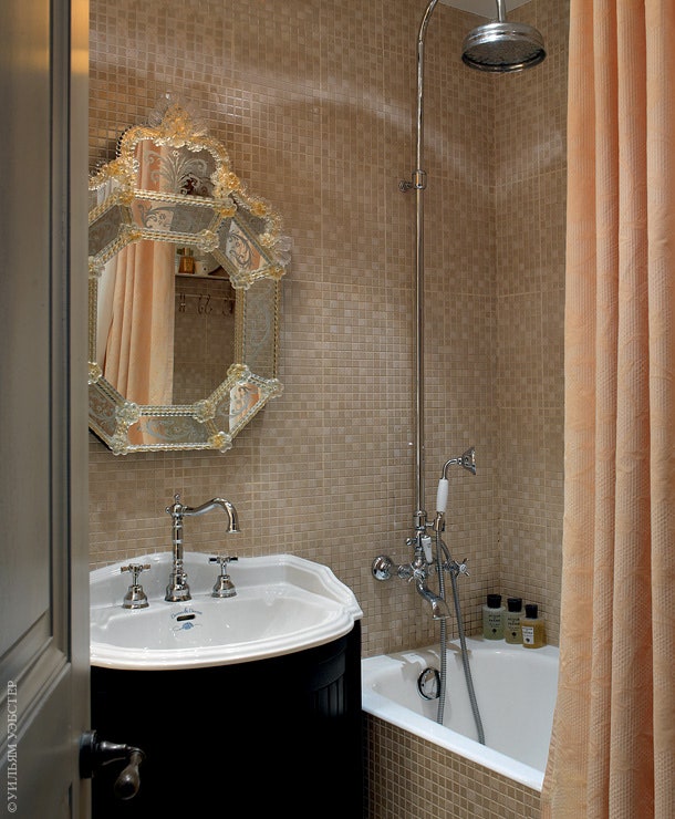 Ванная комната.­ Тумба Devon amp Devon зеркало Arte di Murano мозаика Venis.
