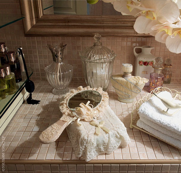 Уголок ванной комнаты. ­Зеркало было куплено хозяйкой на острове Бурано в Венеции.