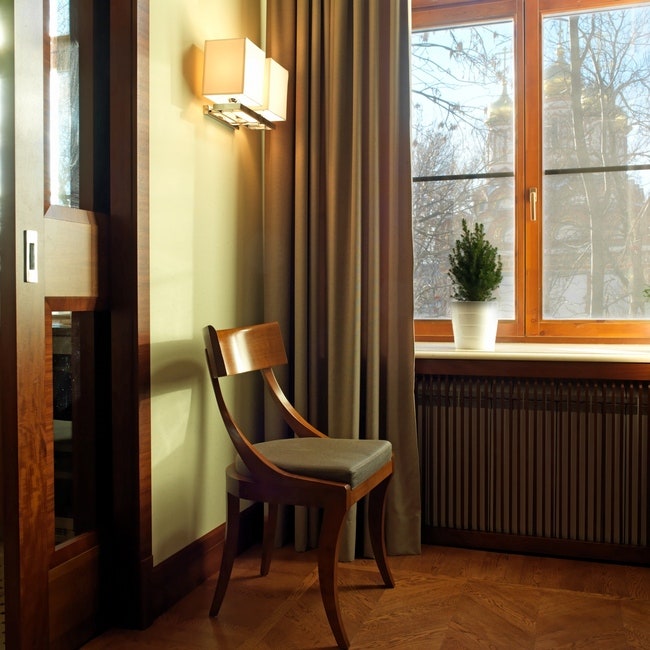 У окна в гостиной — стул Morelato бра Lumis.