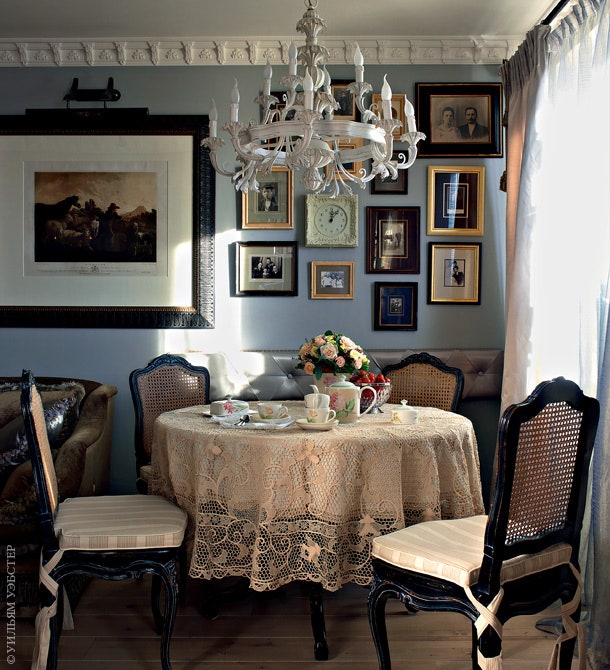 Столовая. Стол Giorgio Piotto стулья Vittorio Grifoni люстра Chelini. На стене — гравюра на один из библейских сюжетов и...