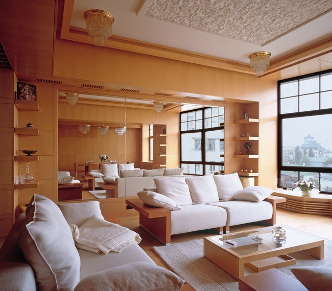 Гостиная. Вся мебель — Giorgetti за исключением встроенных шкафов и полок которые сделаны по эскизам хозяев.
