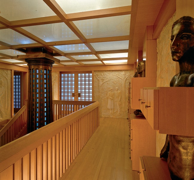 Вид на холл верхнего уровня. Бронзовые скульптуры — автор Александр Ридный.