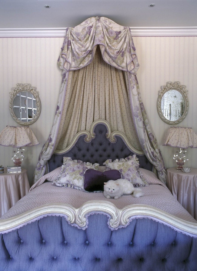 Детская спальня. Над кроватью выполненной на заказ — балдахин английской фирмы Bennison. Настольные лампы из розового...