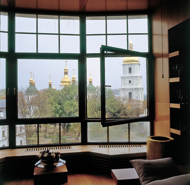 Большинство окон в квартире имеют “открыточный” вид на купола Софии Киевской.