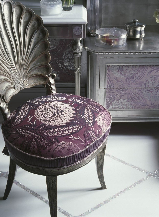 Ванная хозяйки. Туалетный столик сделан на заказ кресло XIX века куплено на Christies и перетянуто тканью от Prelle.