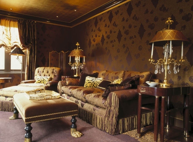 Малая гостиная. Стены обтянуты тканью Prelle. Под них подобрана обивка дивана сделанного на заказ. Настольные лампы...