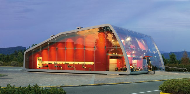 Одна из самых известных построек Гини — магазин при заводе Ferrari в СерраваллеСкривия .