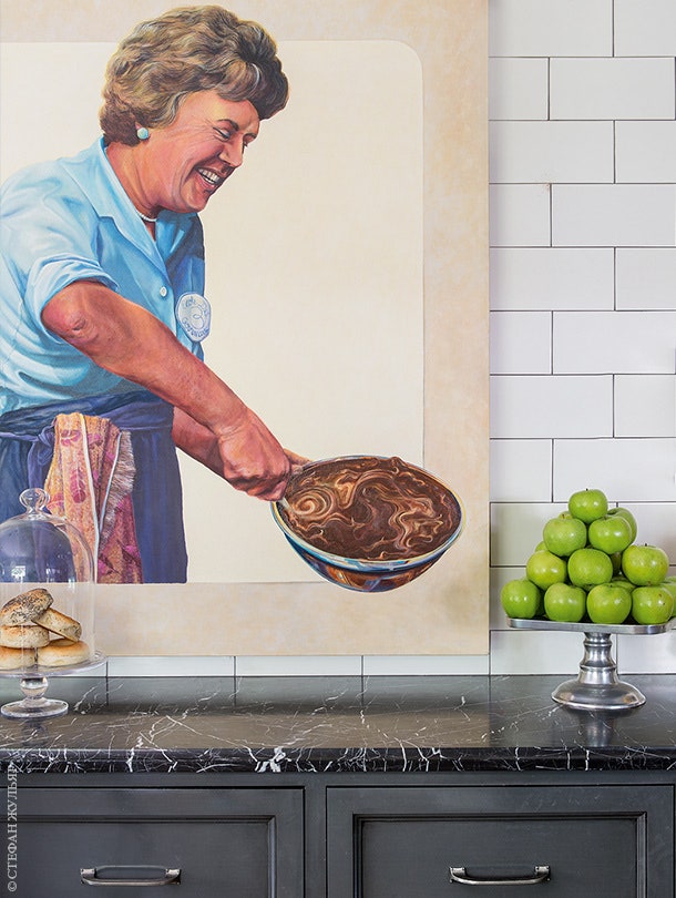 Фрагмент кухни. Стену украшает портрет знаменитой кулинарки Джулии Чайлд работы Джорджа Эббота.