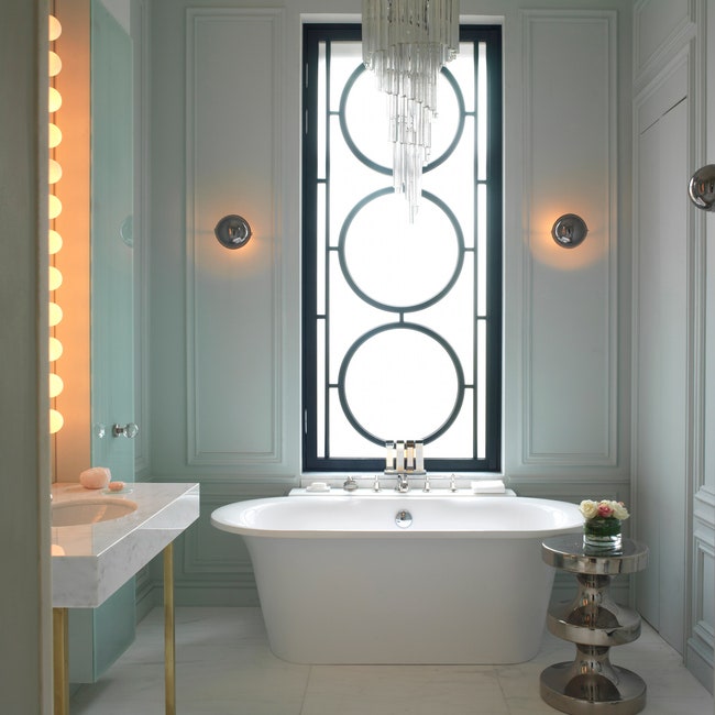 В ванной — ванна AstraForm люстра 1970х годов Франция табурет дизайнер Индиа Махдави мрамор EDMParis.
