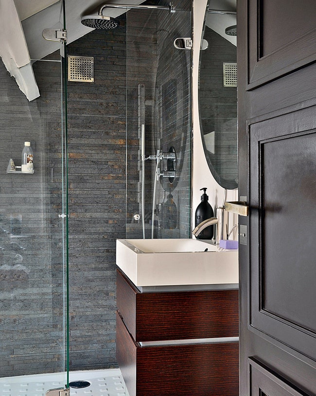 Стены ванной облицованы плиткой Porcelanosa. Душ Roca раковина с подстольем Decotec.