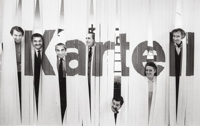 Команда дизайнером Kartell на Salone del Mobile Милан 1969 год. Слева направо Олаф фон Бор Джино Коломбини Альберто...