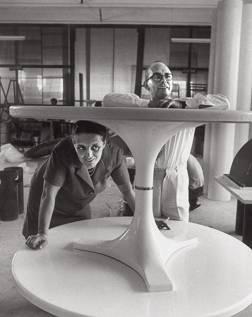 Джулио Кастелли и Анна Кастелли Феррери в офисе Kartell. Милан 1967 год. Стол Round table 4991.