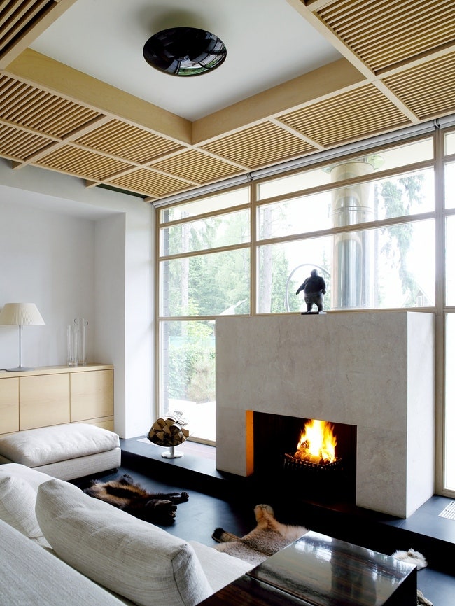 Гостиная каминная зона. Диван Flexform потолочный светильник выполнен по эскизам архитекторов.