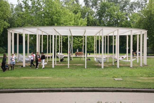 Архитектор Александр Бродский построил навес в Центральном парке культуры и отдыха в Москве