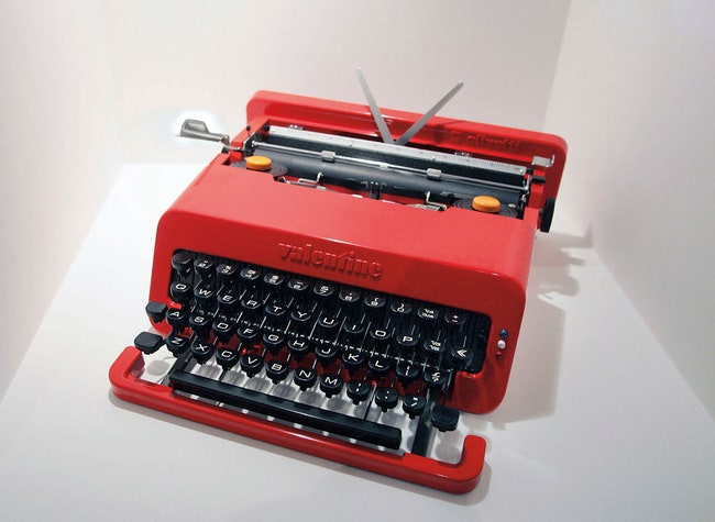 Портативная пишущая машинка Valentine Oviletti. Она была выпущена в 1969 году и сразу стала musthave всех модных...