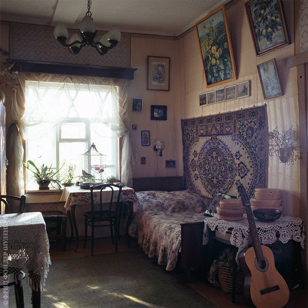 В этой комнате на стенах висят картины Виктора Бибикова и его супруги Мариамны Ильинской.