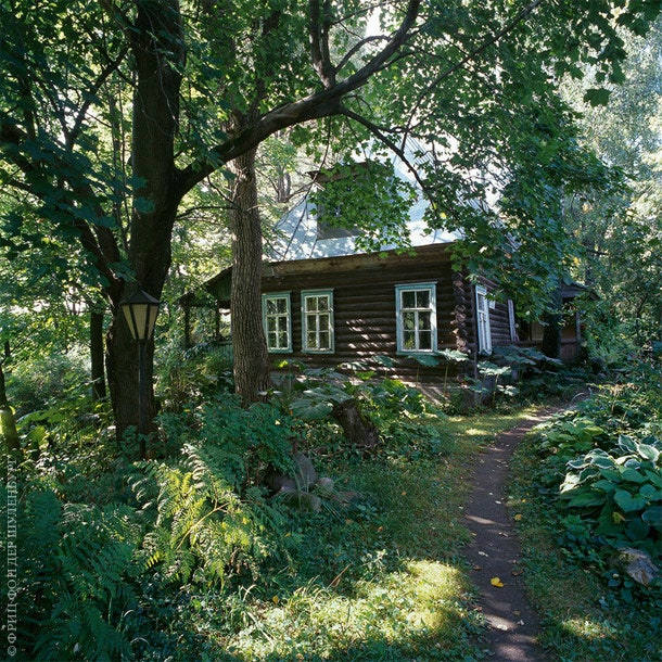 В этом доме когдато жил художникграфик Виктор Бибиков. Он устраивал выставки своих картин прямо на заборе.