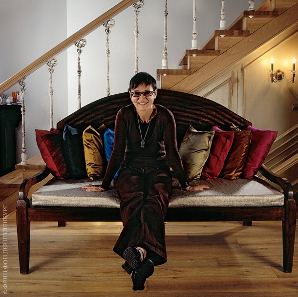Ирина Хакамада в гостиной своей квартиры на старинной “опиумной скамье” где она любит курить кальян.