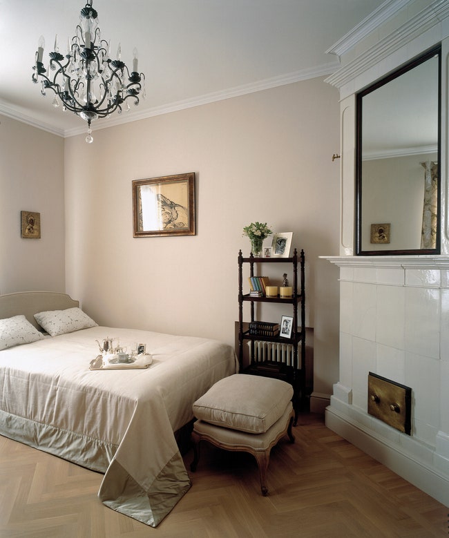 Спальня. Кровать Treca de Paris этажерка пуф и люстра Flamant. Изразцовая печь и задвижка восстановлены по старым образцам.