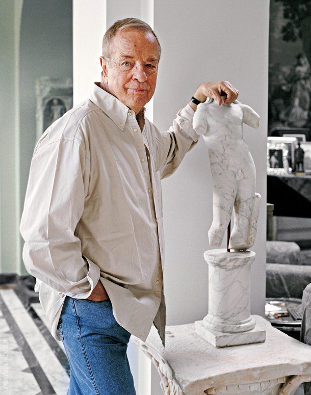 Франко Дзеффирелли в серой гостиной своей римской виллы. Античная статуэтка —лишь часть обширной коллекции которую...