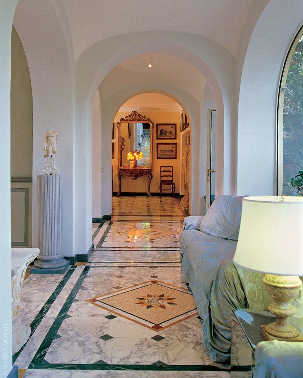 Коридор объединяющий две самые любимые комнаты Дзеффирелли — серую и желтую гостиные.