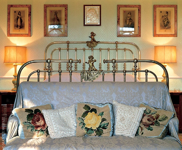 Гостевая спальня. Антикварная стальная кровать привезена с Сицилии. На стене — гравюры с изображением женских оперных...