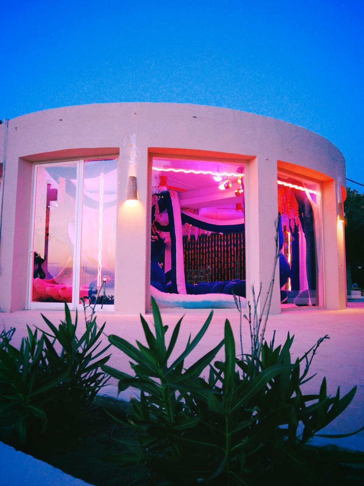 Сюрреалистичный пляжный дом на Ибице