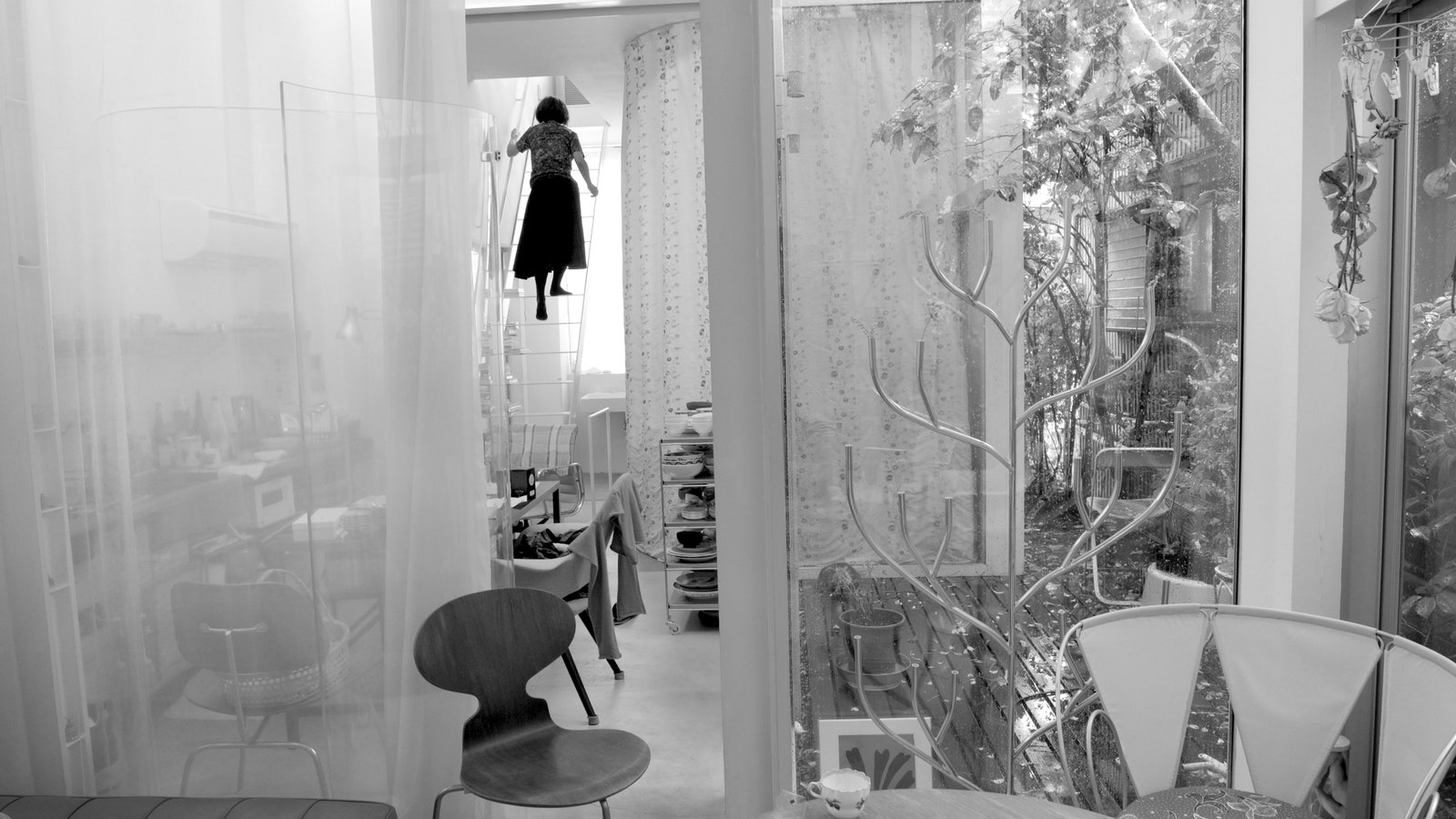 “Поездка в Токио” как снимали роудмуви с притцкеровским лауреатом Рюэ Нисидзавой