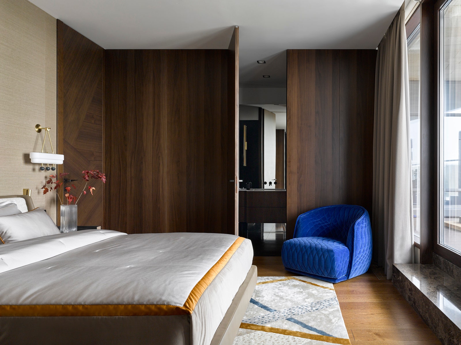 В спальне кровать Minotti двери и настенные панели Ghizzi amp Benatti кресло Moroso ковер сделан на заказ в Tapis Rouge...