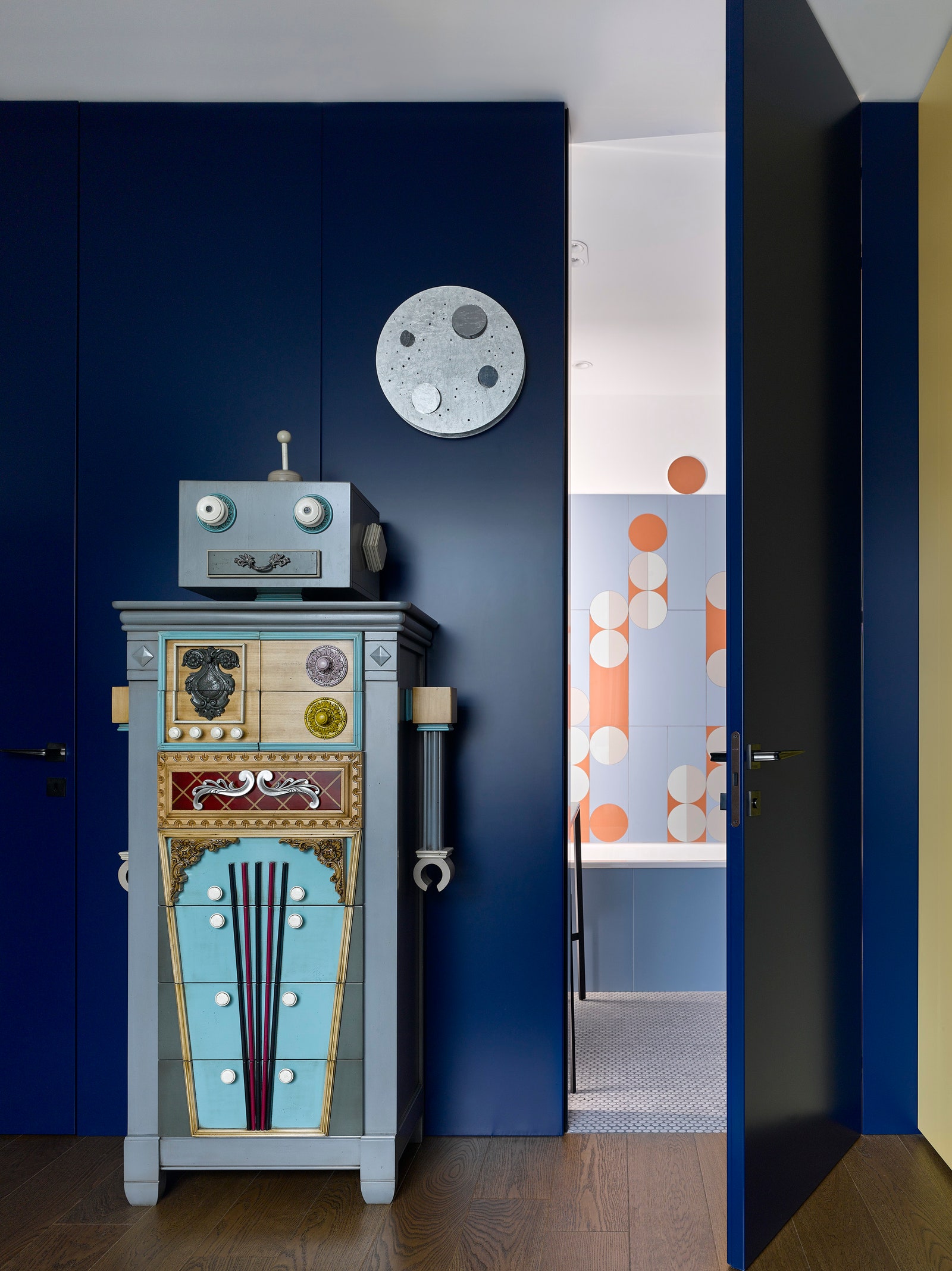 В детской комод в виде робота Lola Glamour Barcelona Design бралуна Knikerboker двери и панели Ghizzi amp Benatti.